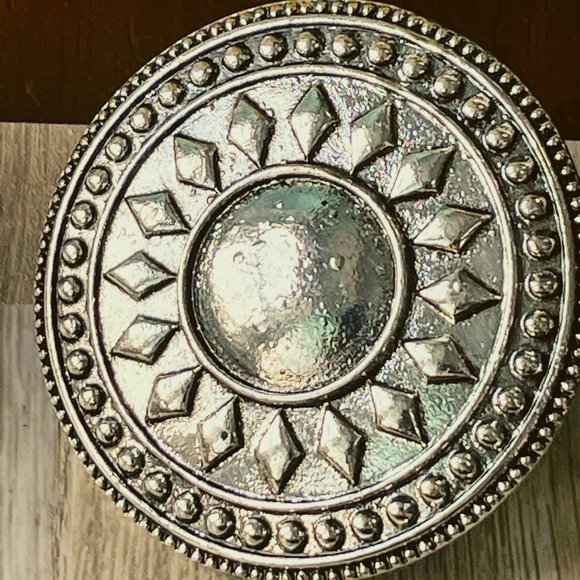 Stunning Medallion Large Ring - Picture 2 of 4